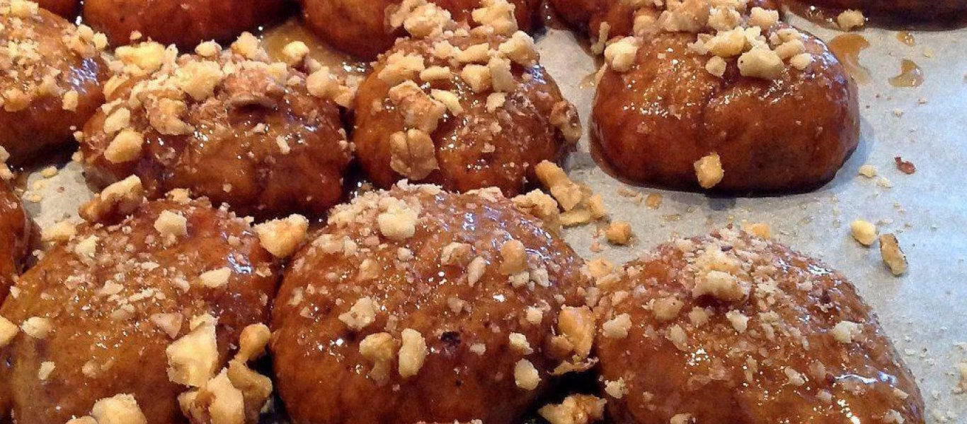 Το μελομακάρονο-γίγας της Παραμυθιάς που διεκδικεί μια θέση στο βιβλίο Γκίνες - 35 κιλά αλεύρι και 20 κιλά σιρόπι (φωτο)